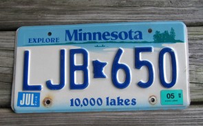 Minnesota Explore Minnesota 10,000 Lakes License Plate 2005